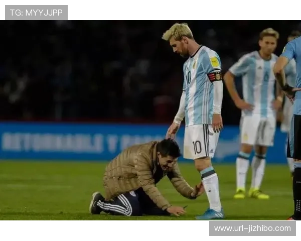 球迷冲入场内致敬梅西,安保人员迅速带离 球迷冲入场内致敬梅西,安保人员迅速带离